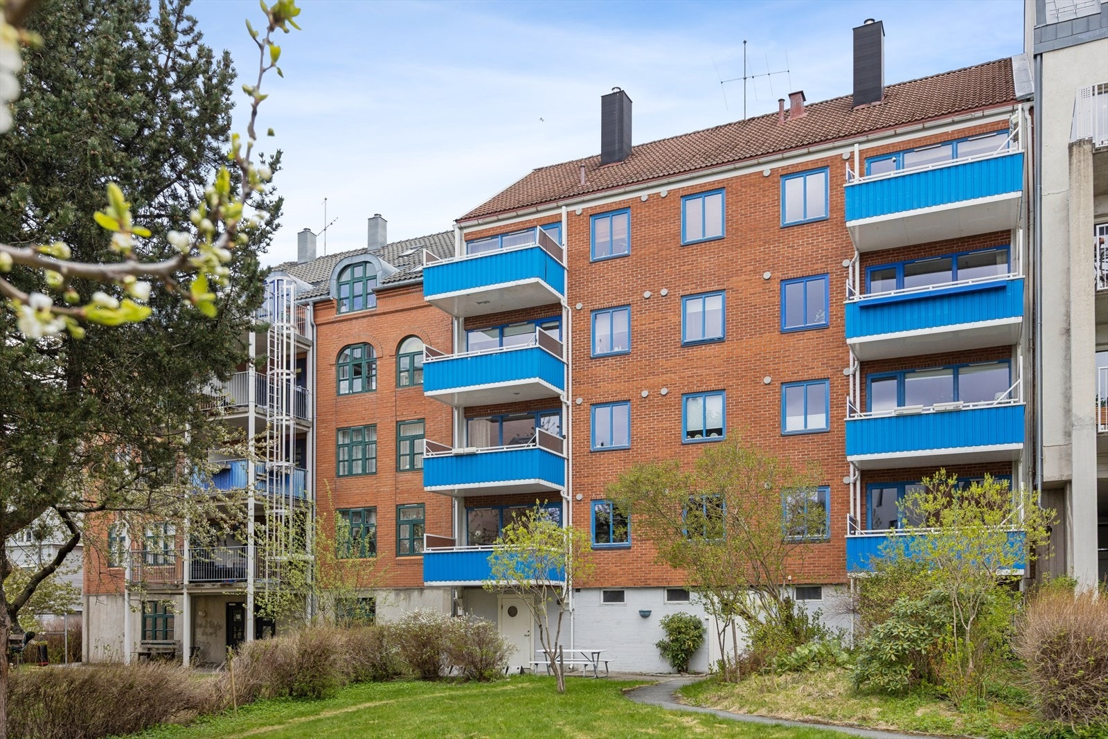 Leiligheten ligger i en klassisk bygård med sjarmerende omgivelser. Galleribilde