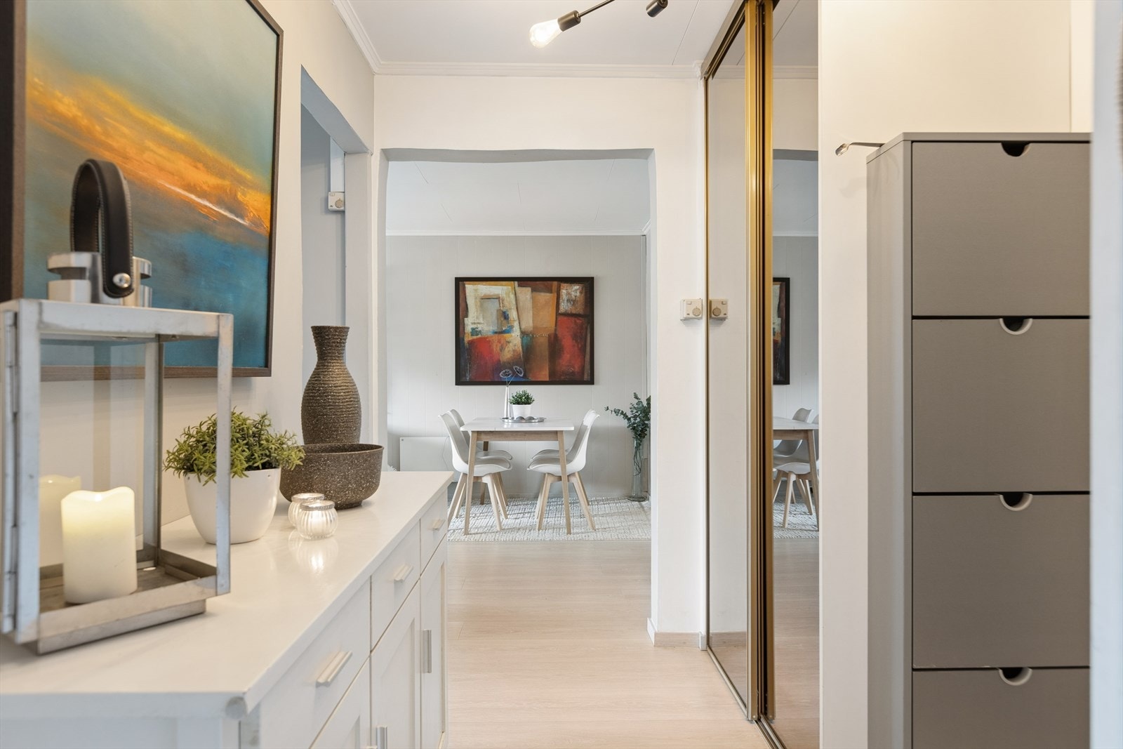 Stor og innbydende gang med gode oppbevaringsmuligheter. Galleribilde
