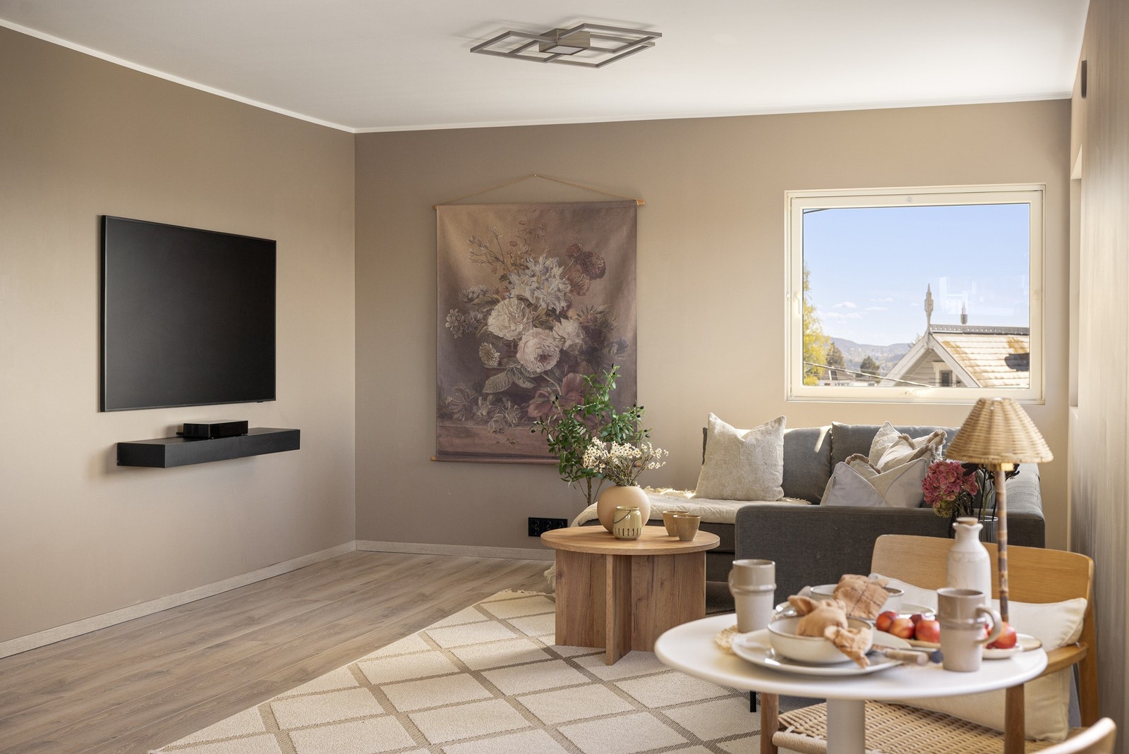 Her er det god plass til sofagruppe med stuebord og TV-løsning i den ene delen av rommet, mens et langstrakt spisebord kan plasseres mellom stue og kjøkken for en helhetlig og sosial løsning. Galleribilde