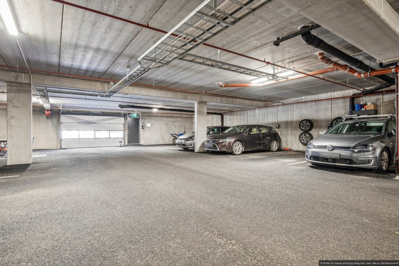 Leiligheten har fast parkeringsplass i garasjeanlegg med lader. Galleribilde