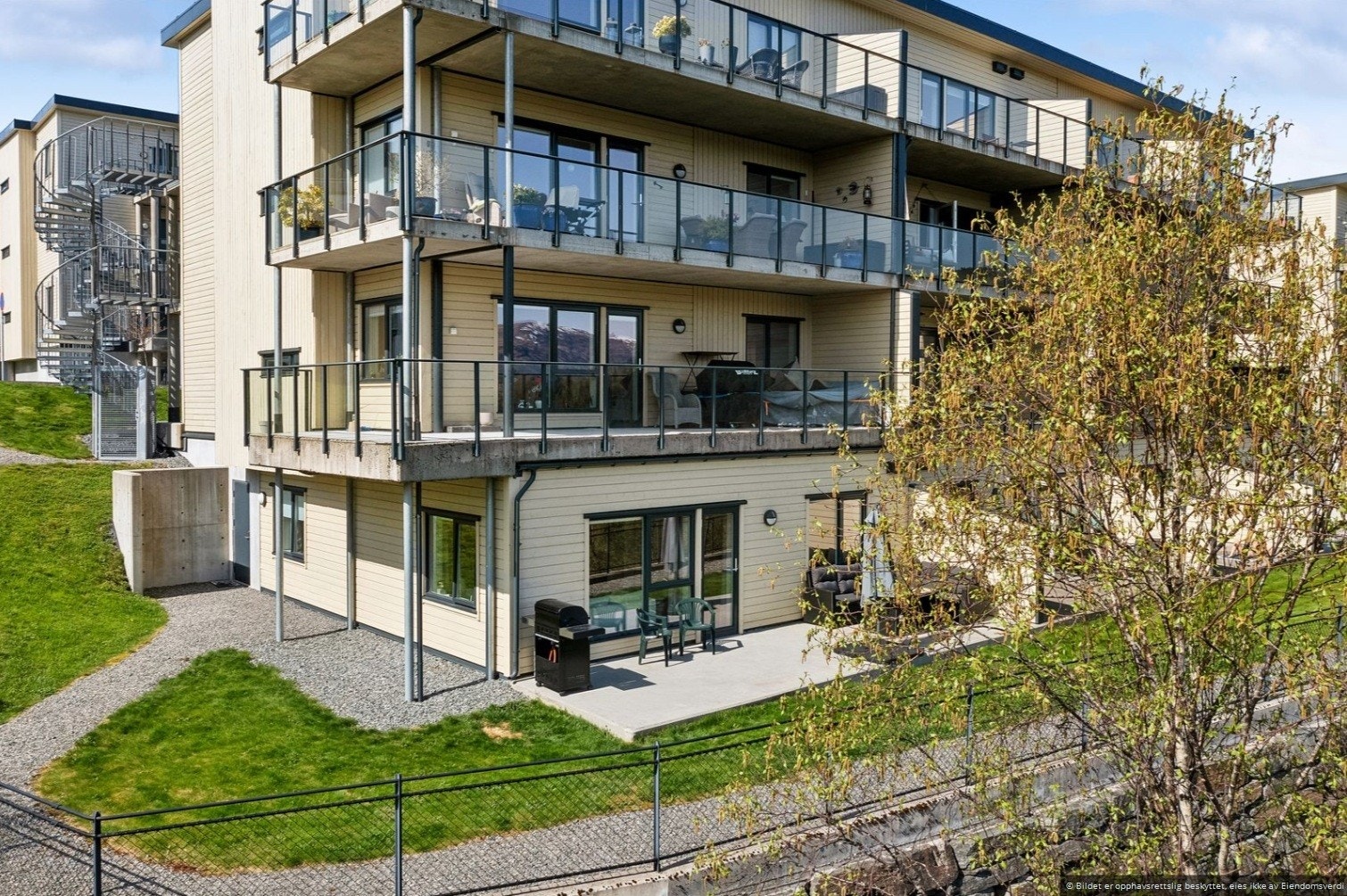 Fra stuen er det utgang til fantastisk markterrasse. Galleribilde