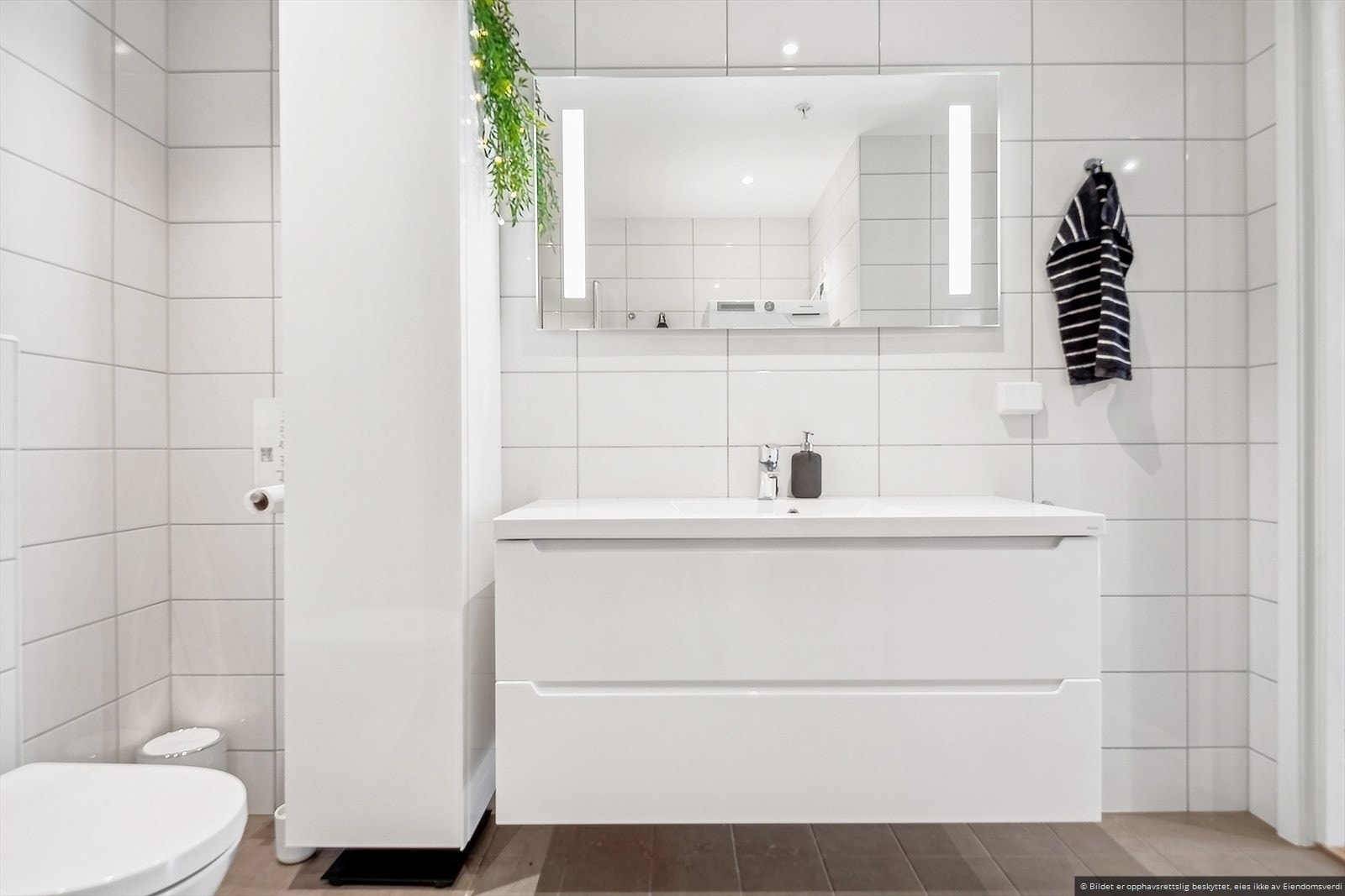 Badet er flislagt og har varmekabler i gulvet. Galleribilde