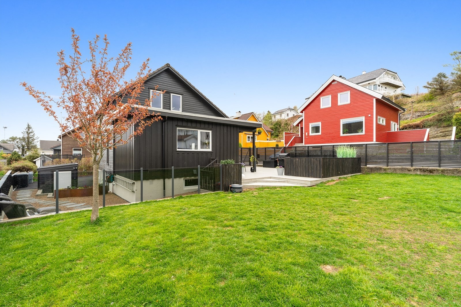 Tomten byr på en harmonisk og variert utforming. hvor ulike soner glir naturlig over i hverandre. Deler av tomten er opparbeidet med velstelt plen. Galleribilde