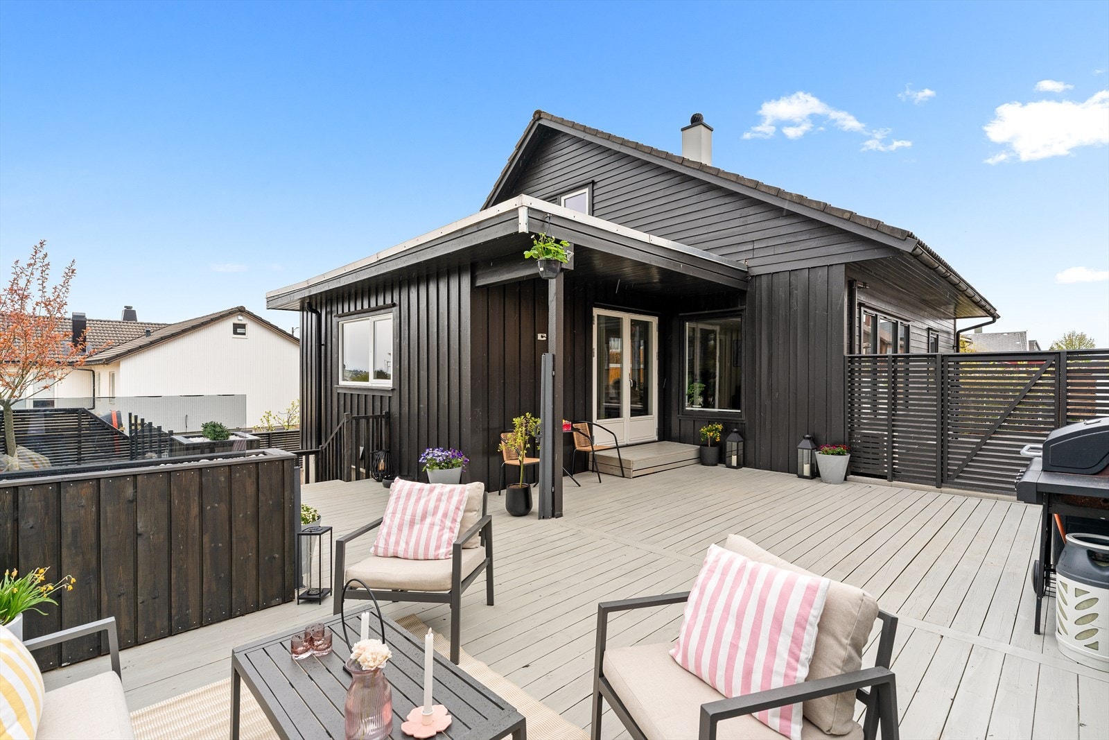 Uteområdene er lettstelte med bla. store terrasseflater. Galleribilde