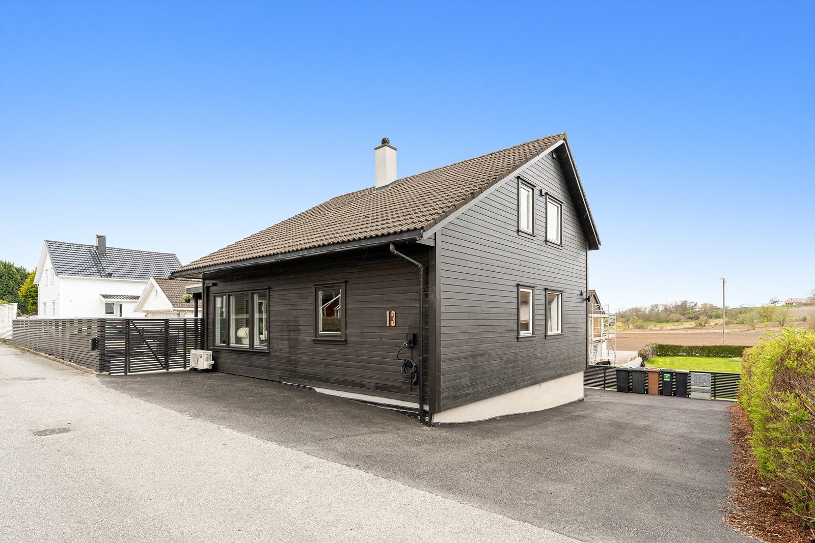 Bildet viser fasade fra fremsiden. Det er god parkering i gårsrom. Galleribilde
