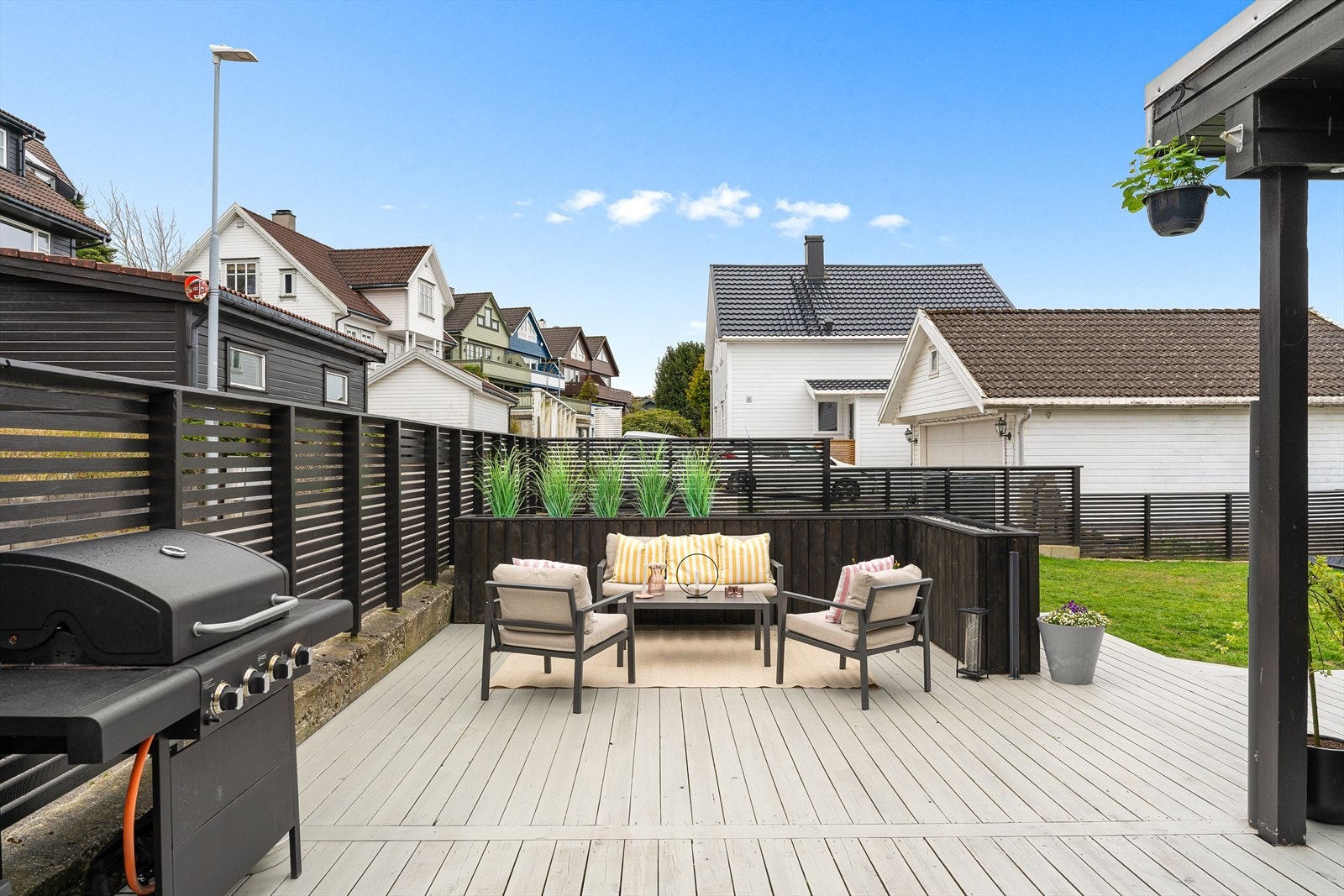 Terrassene, som ligger i forskjellige soner fremstår som et naturlig samlingspunkt, med god plass for utemøbler. Galleribilde