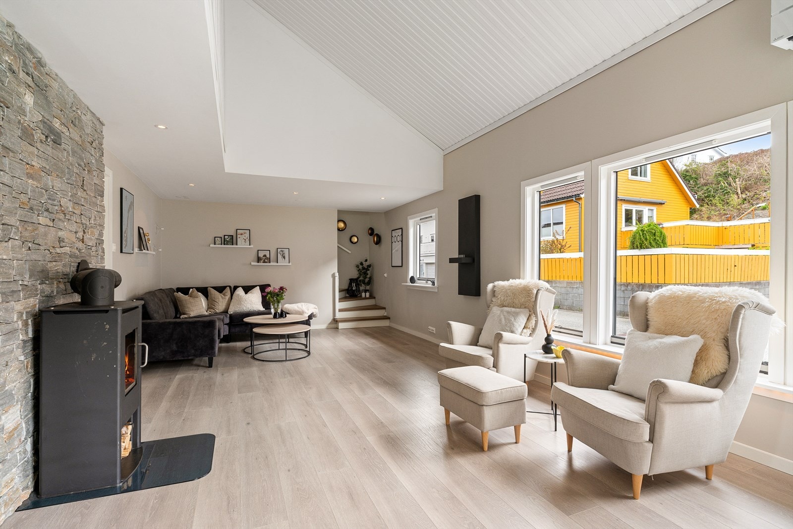 Det er store vinduer som slipper inn naturlig lys. Galleribilde