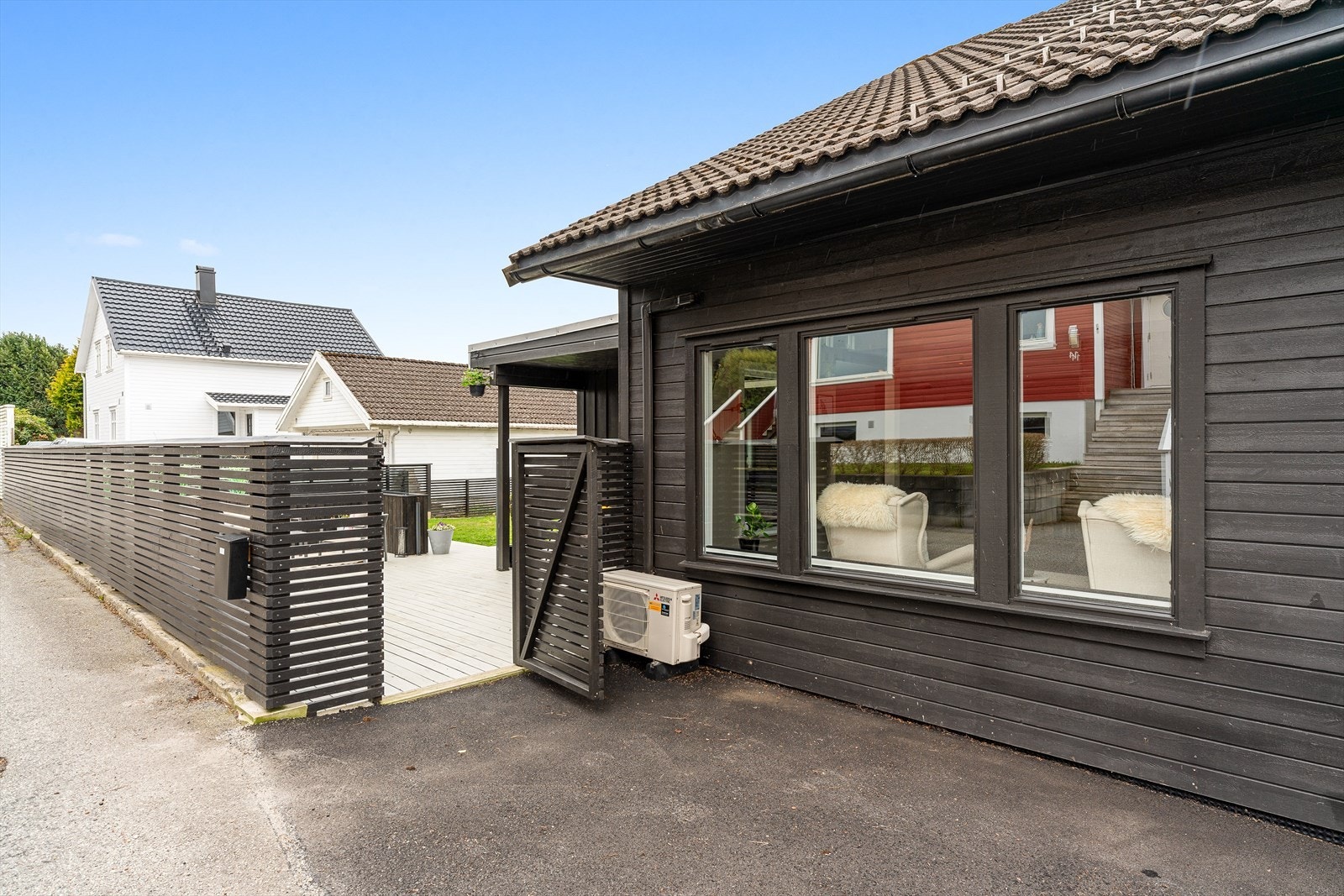 Uteområdene er inngjerdet. Galleribilde