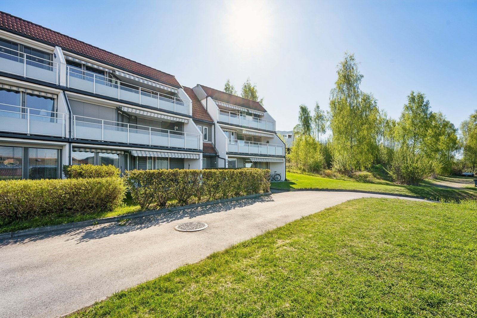 Fra leiligheten er det gangavstand til dagligvarebutikker som Kiwi og Coop Extra. Galleribilde