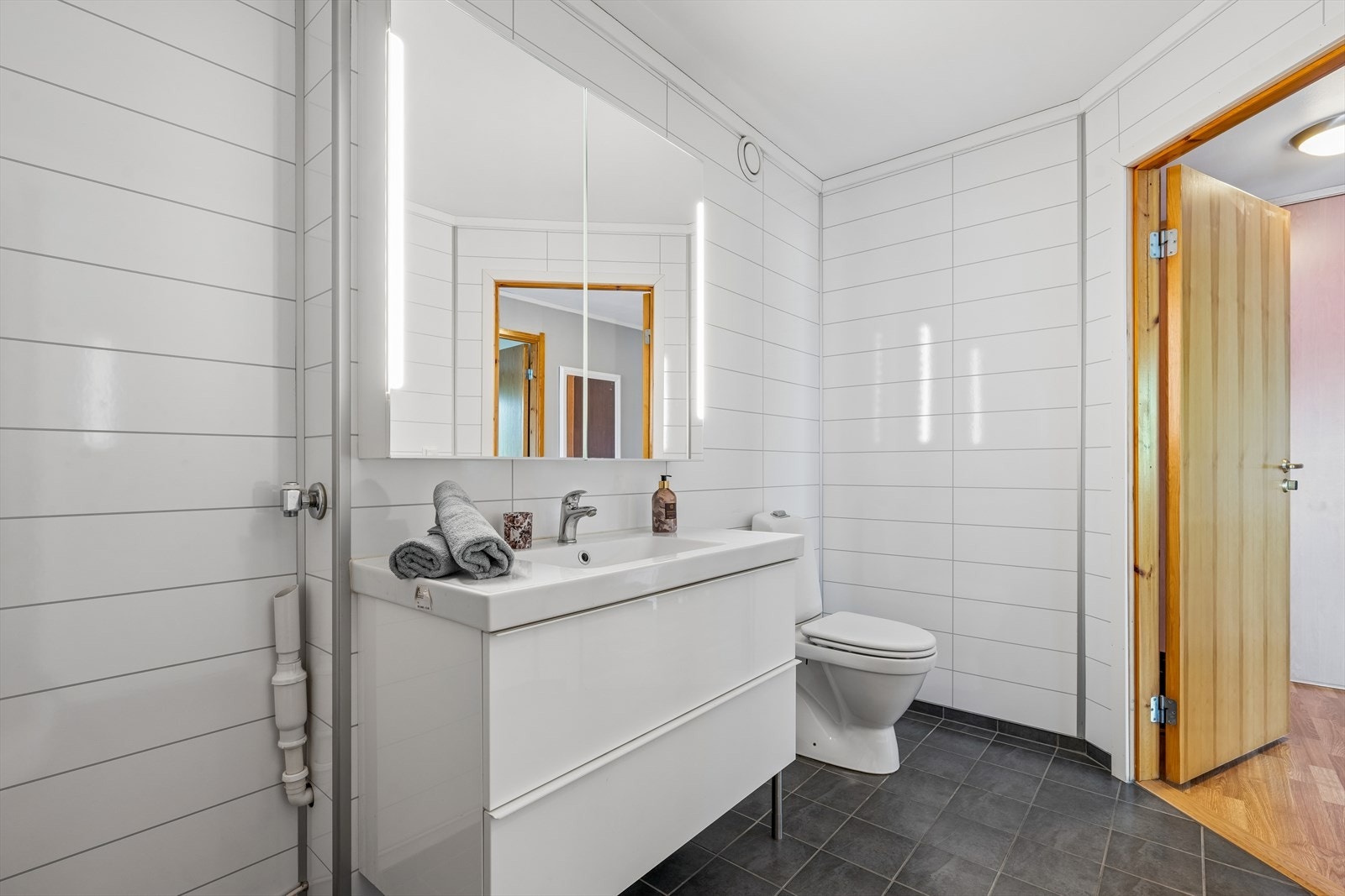 Praktisk opplegg for vaskemaskin på badet. Galleribilde