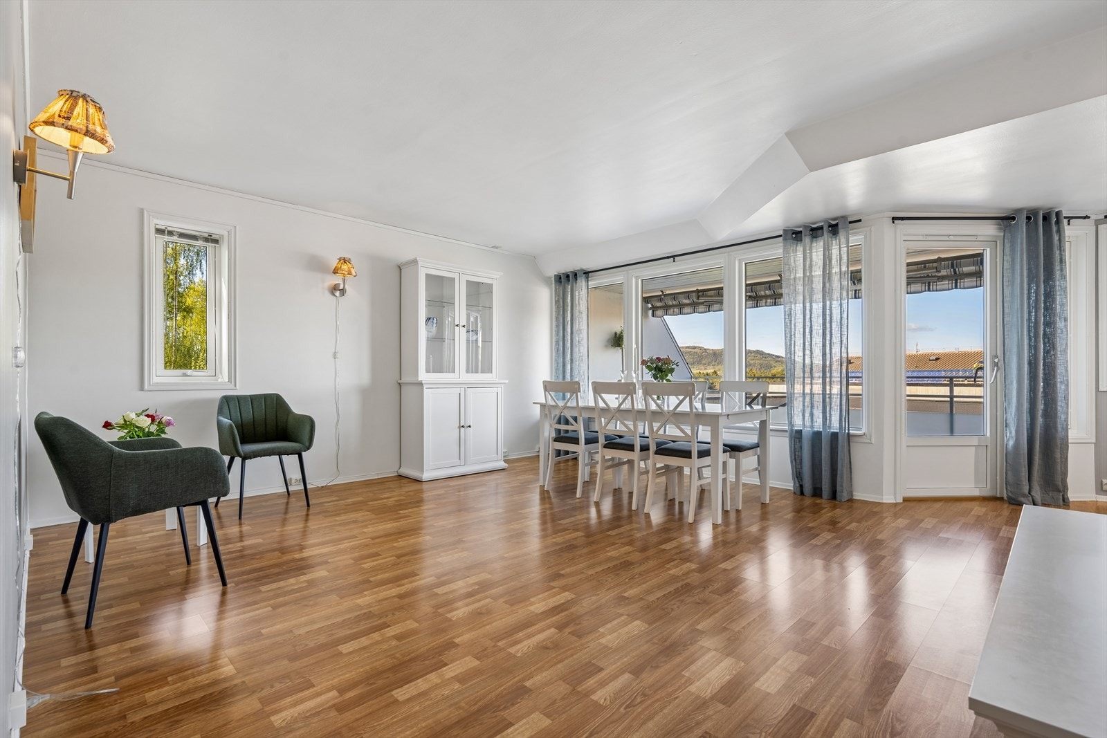 Stuen har malte veggplater og slett, malt himling, som gir et rent og helhetlig uttrykk. Galleribilde