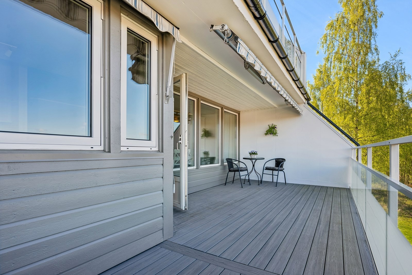 Fra stuen er det utgang til en romslig, vestvendt terrasse på 18 m². Her er det god plass til utemøbler. Galleribilde