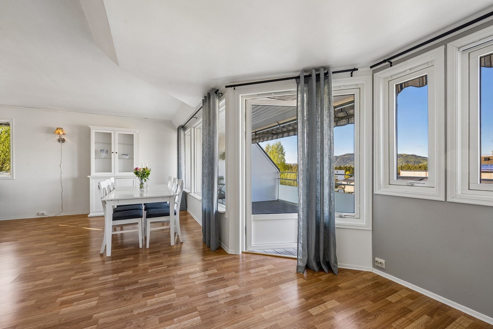 Terrassedøren og vinduene med isolerglass er fra 2017. Galleribilde