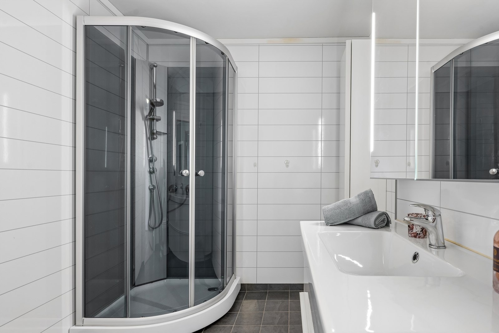 Rommet er innredet med dusjkabinett og er tilknyttet et sentralt ventilasjonsanlegg. Galleribilde