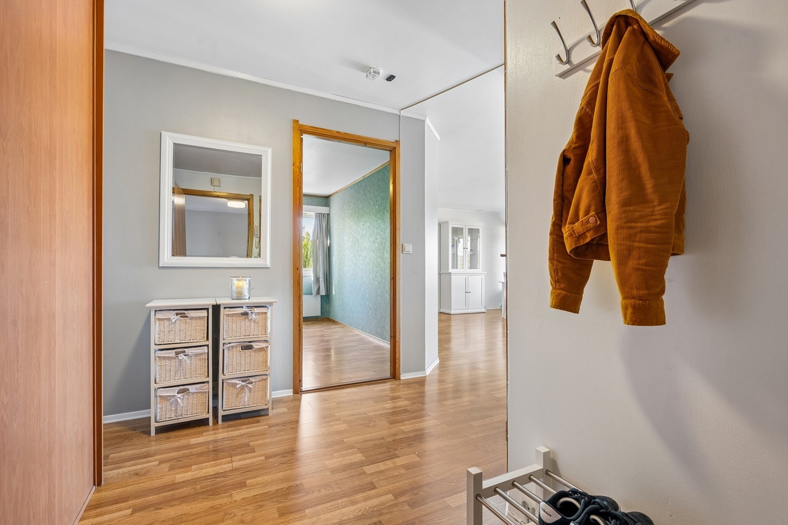 Entréen ønsker velkommen inn og har laminat på gulvet, som er gjennomgående i store deler av leiligheten. Galleribilde