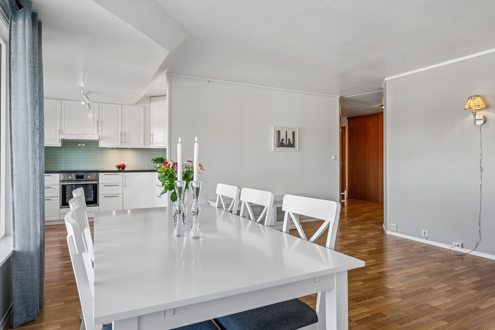 Den åpne løsningen gir en sosial sone med god plass til både spisebord og sofagruppe. Galleribilde