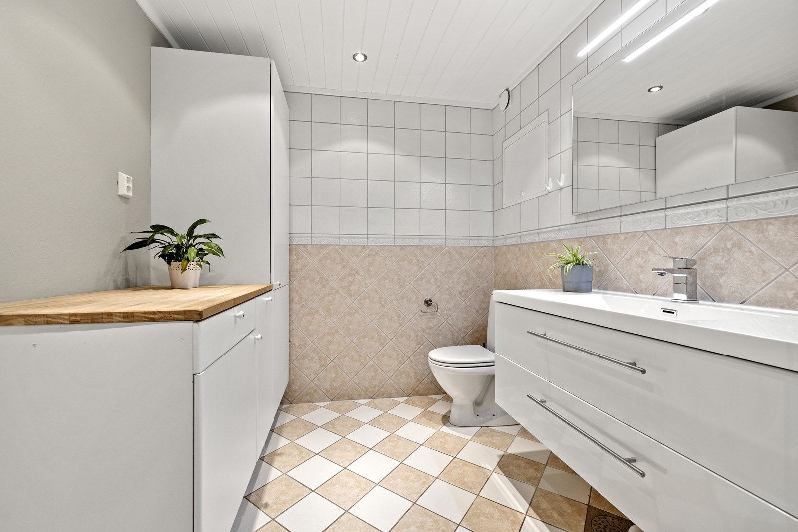 Innredningen på badet består av servant nedfelt i skap og toalett. Rommet har mekanisk avtrekk. Galleribilde