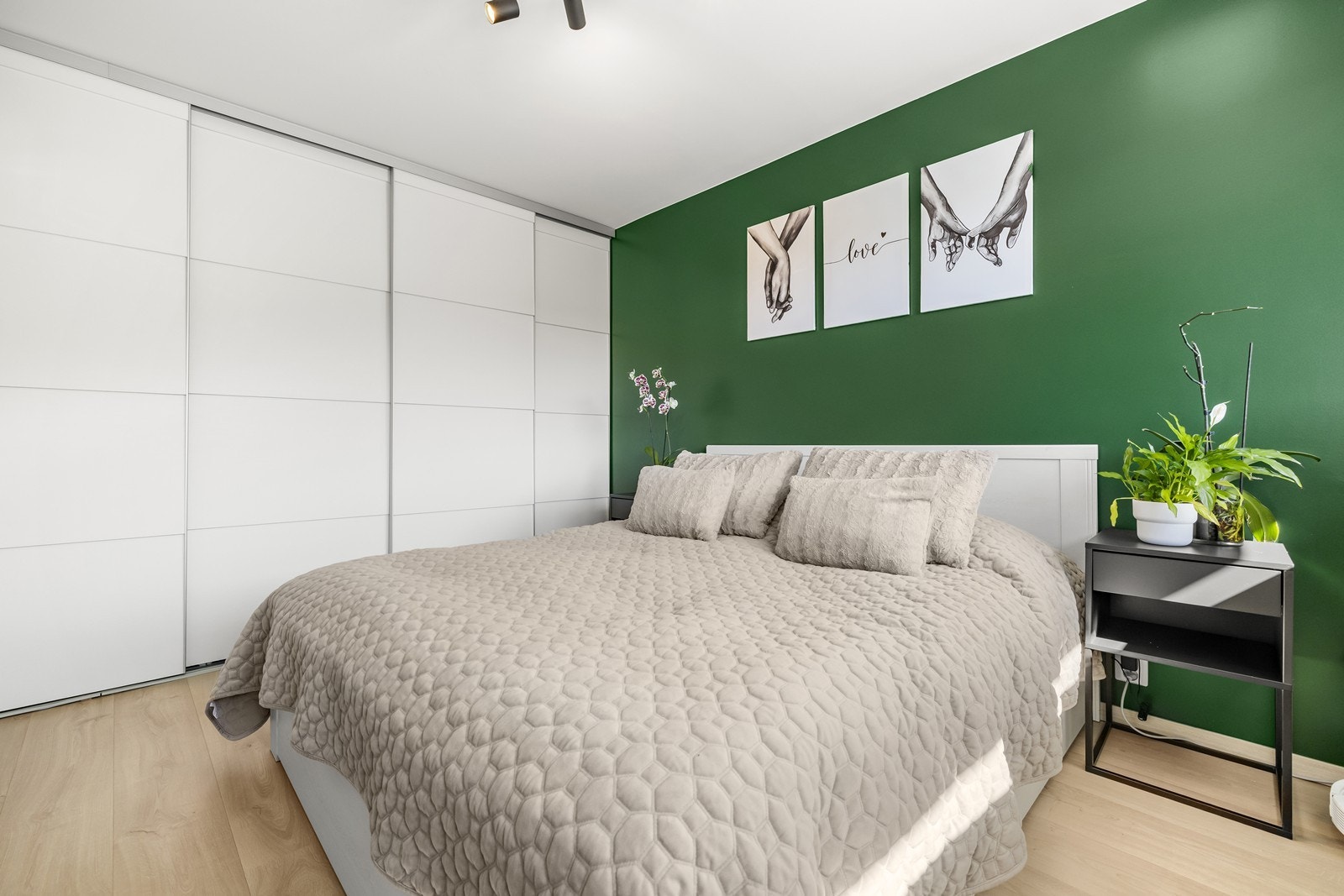 En stor skyvedørsgarderobe gir rikelig med oppbevaringsplass på hovedsoverommet. Galleribilde