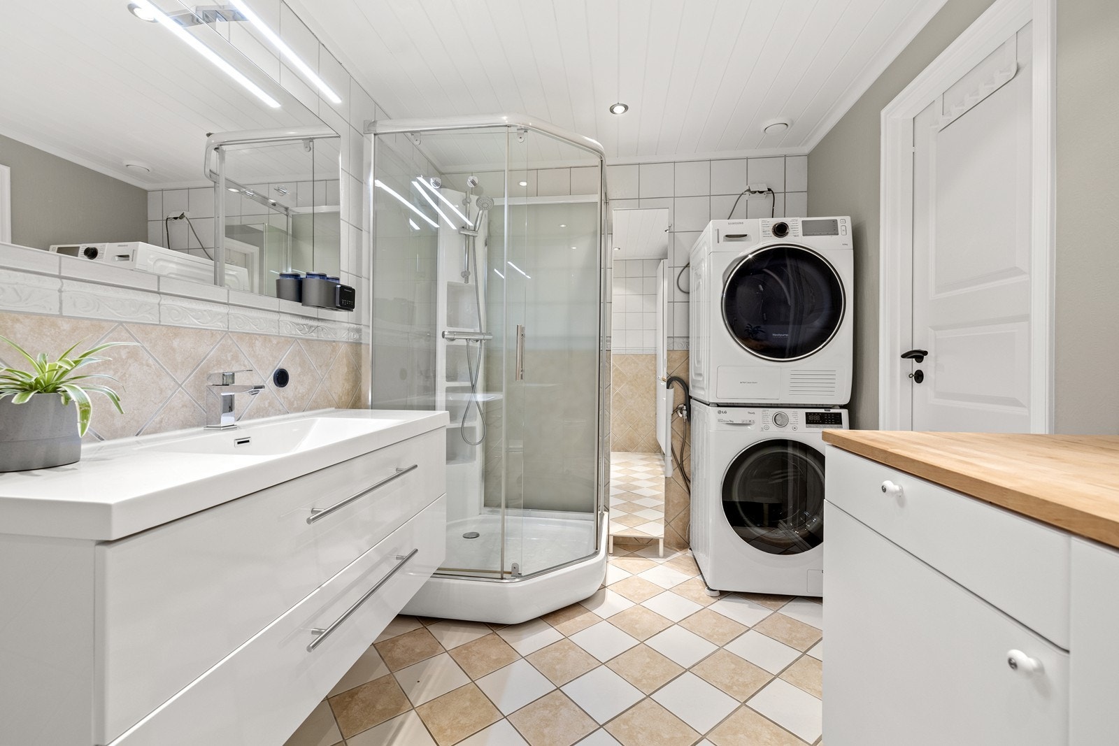 Badet er utstyrt med elektriske varmekabler i gulvet, dusjkabinett og opplegg for vaskemaskin. Galleribilde
