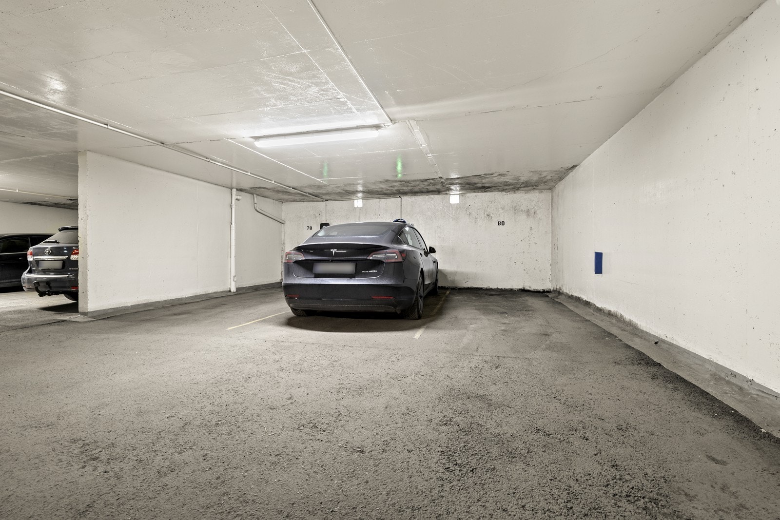 Leiligheten disponerer én biloppstillingsplass i felles garasjeanlegg, merket med leilighetens andelsnummer. Galleribilde