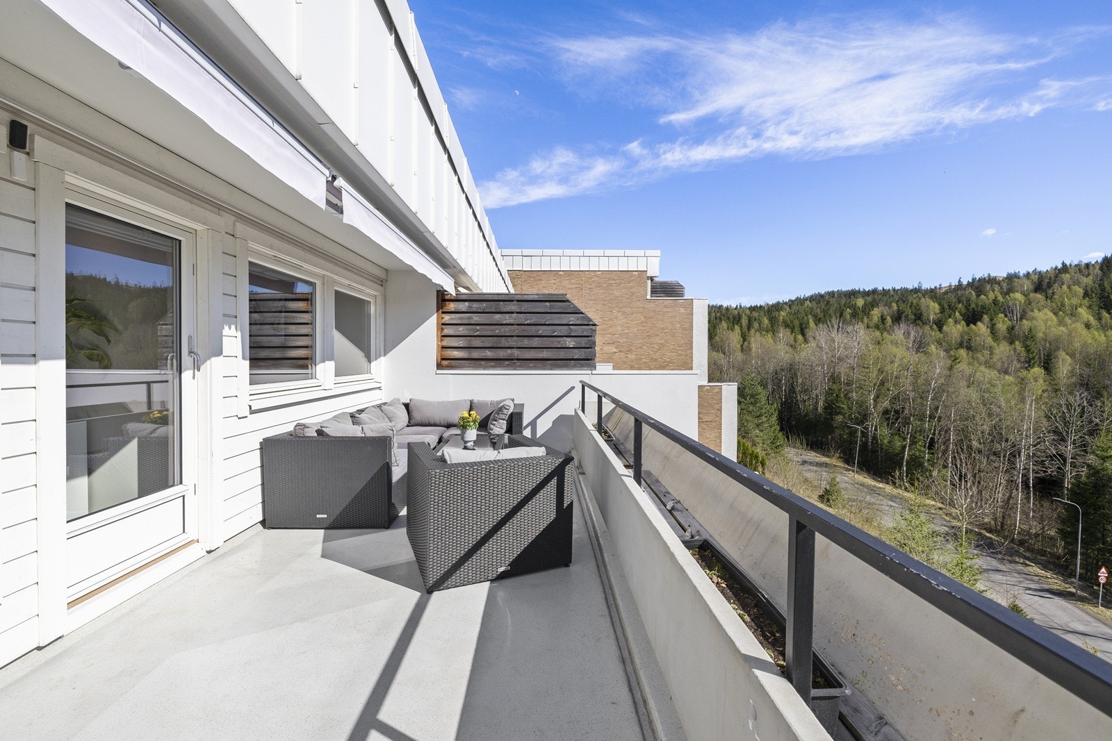 Balkongen er solid utført i betong med rekkverk i stål. Galleribilde
