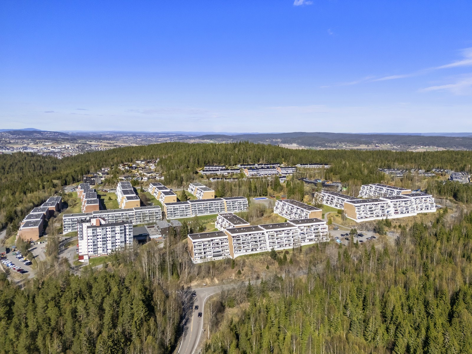 Blystadlia er et etablert og rolig boligområde med nærhet til både servicetilbud og flotte turområder i marka. Galleribilde