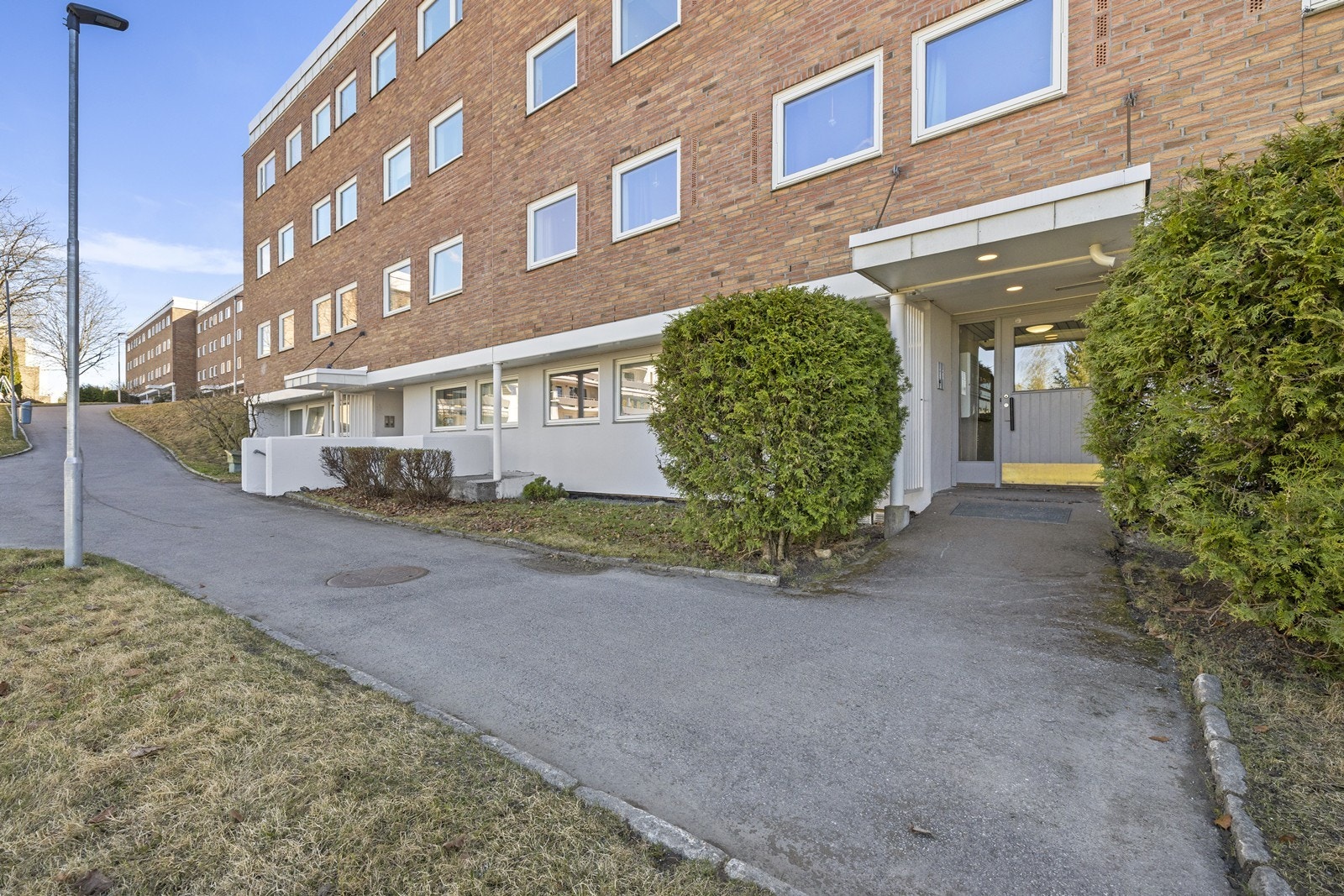 Bygget har en solid konstruksjon i betong og mur, med fasade forblendet med teglstein. Galleribilde