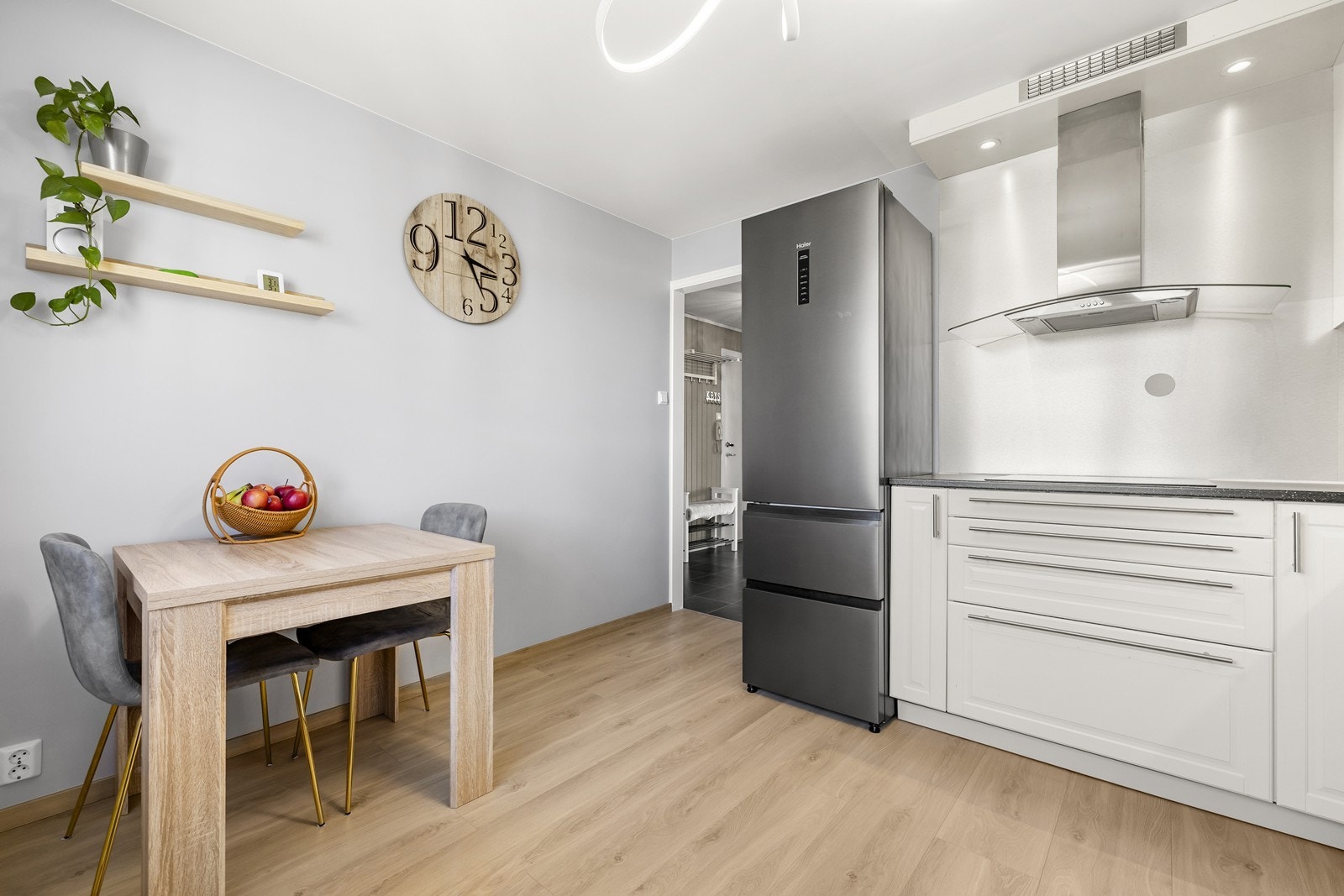 Kjøkkeninnredningen har profilerte fronter og ventilator med kullfilter. Galleribilde