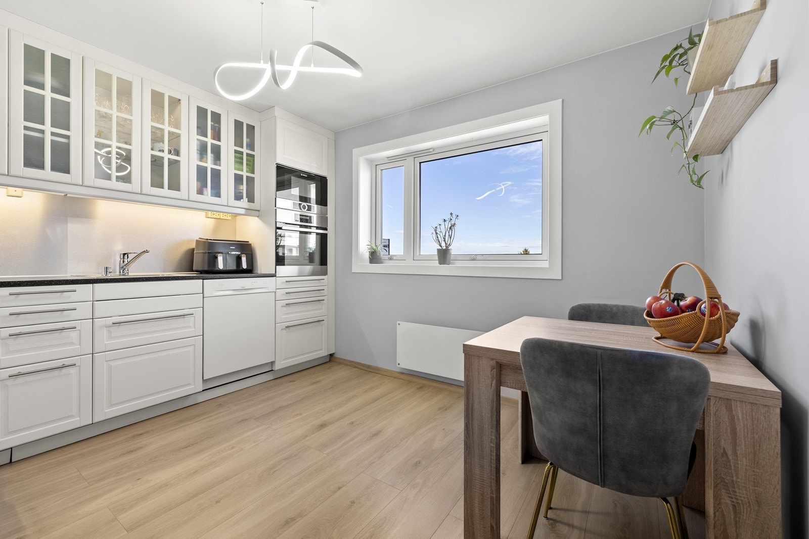 Godt med skap- og benkeplass, samt rom for en hyggelig spiseplass ved vinduet. Galleribilde
