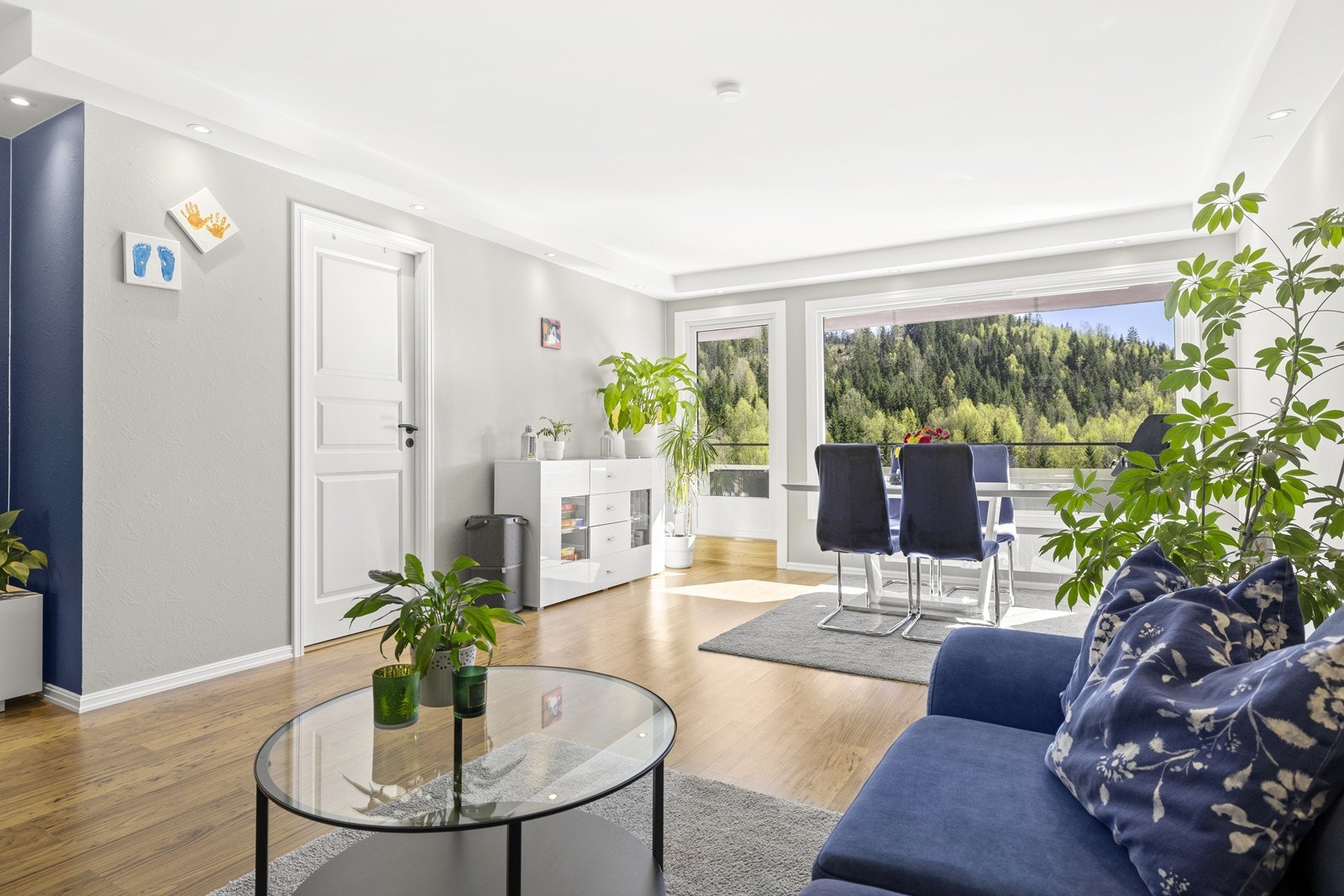 Store vindusflater fra 2021 slipper inn rikelig med dagslys og gir en god romfølelse. Galleribilde