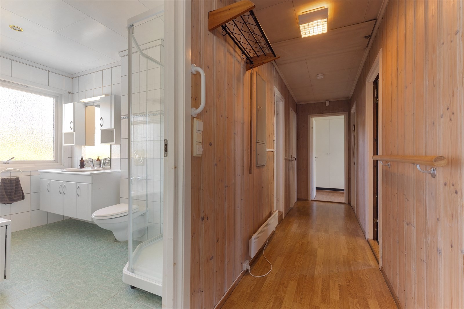 Fra gangen er det tilgang til boligens tre soverom og bad. Galleribilde