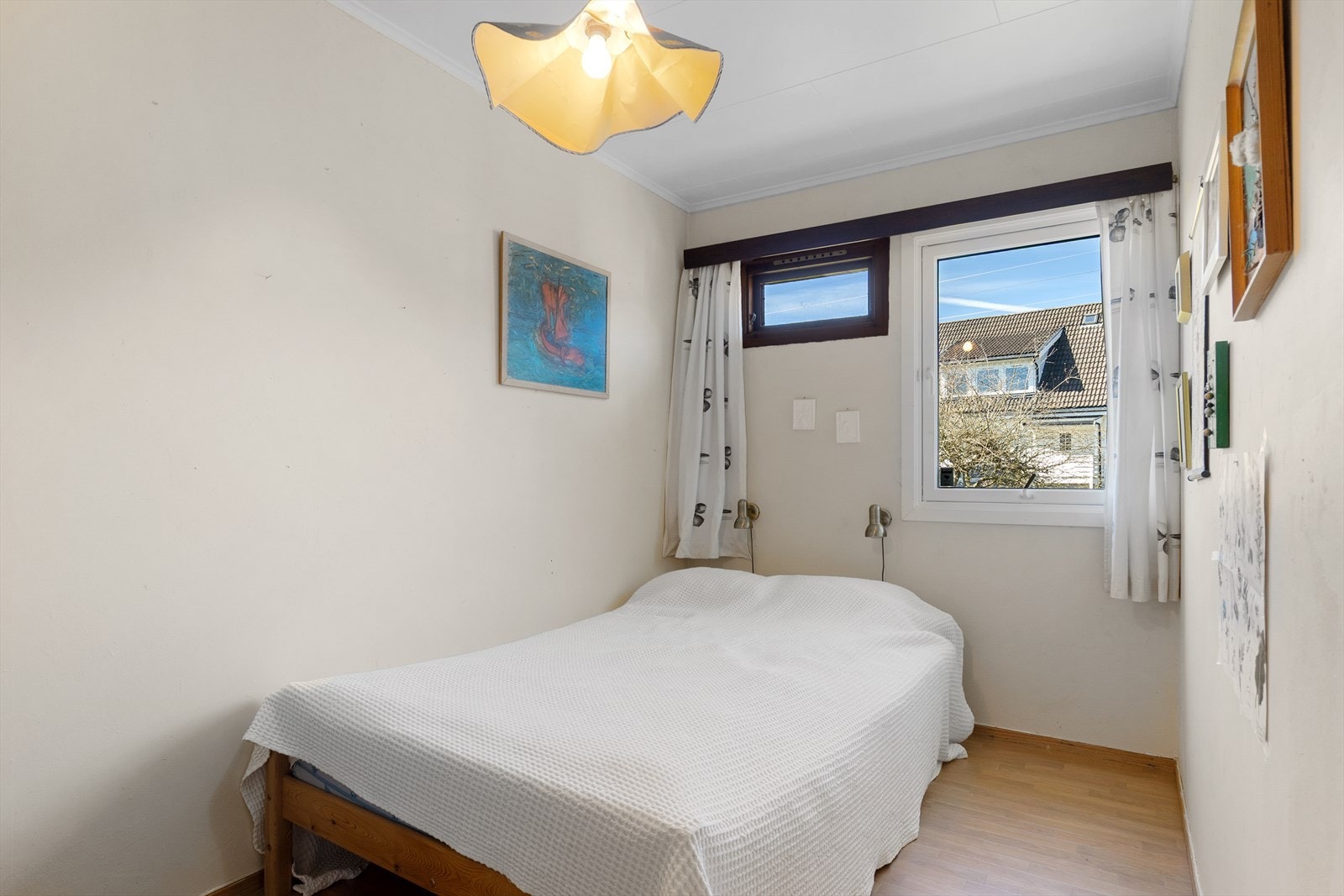 Vinduene på soverommene slipper inn godt med naturlig lys. Galleribilde