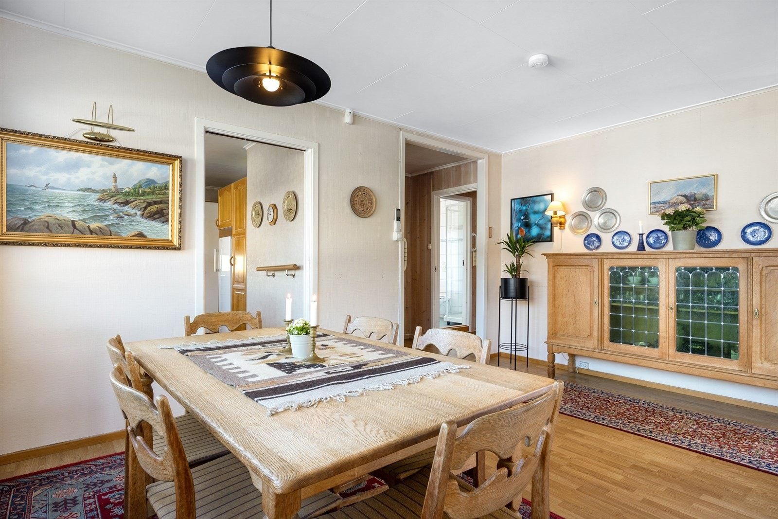 Fra spisestuen er det enkel tilgang til både kjøkken og gang. Galleribilde