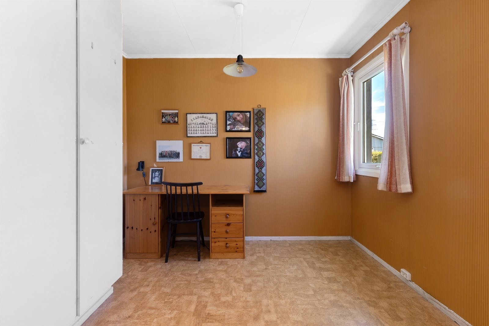 Soverom med plass til både seng og arbeidsplass. Galleribilde