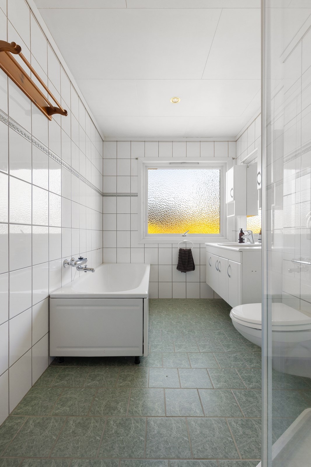 Badet har mekanisk avtrekk via ventil i himlingen og luftespalte under døren. Galleribilde
