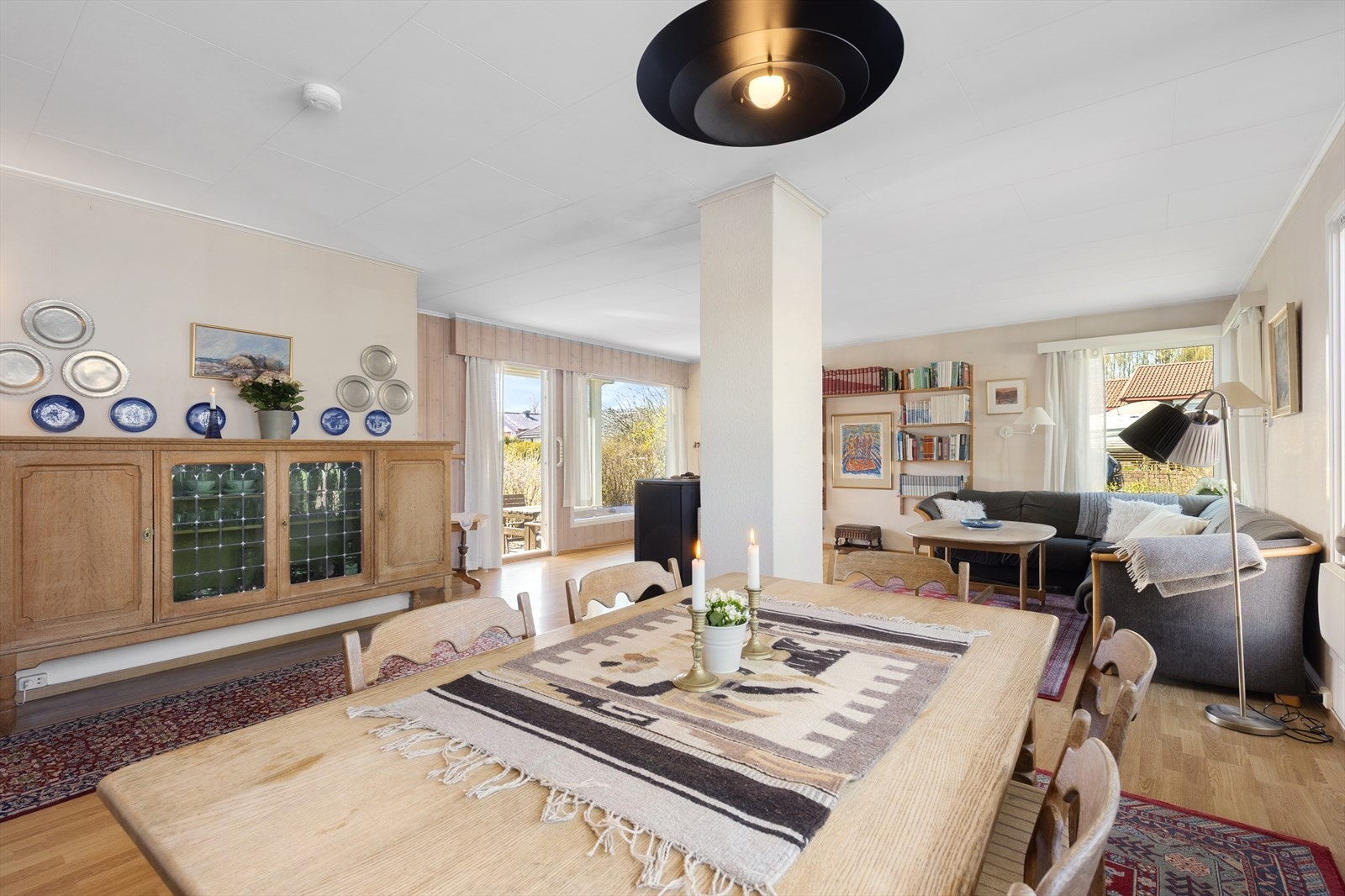 I tilknytning til stuen er det en naturlig sone for en romslig spisestue. Galleribilde