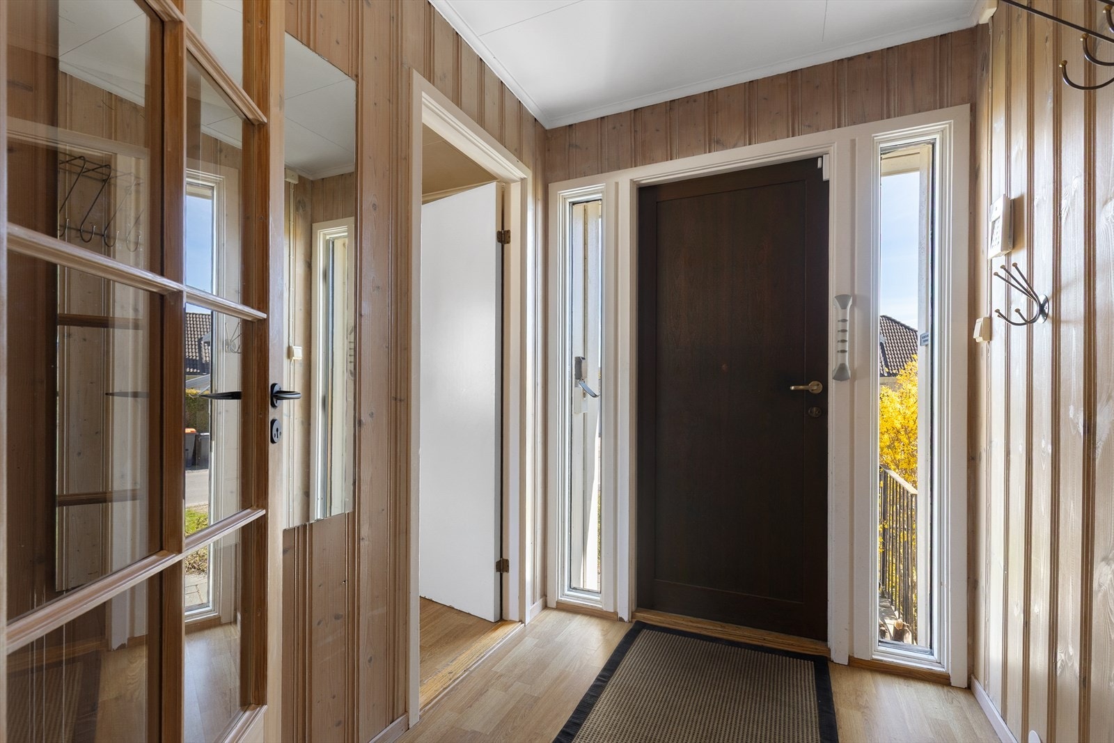 Entréen har parkettgulv av nyere dato og leder videre inn i boligen. Galleribilde