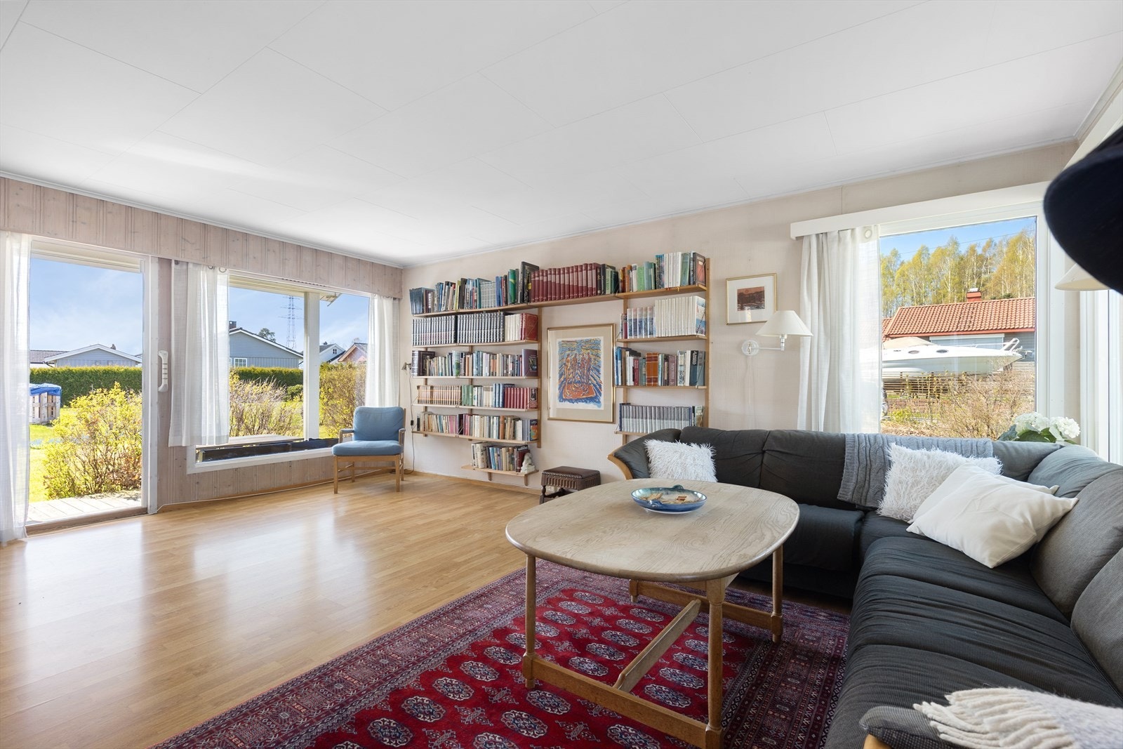 Fra stuen er det utgang til terrassen gjennom balkongdører med 2-lags isolerglass, skiftet i perioden 2011-2013. Galleribilde