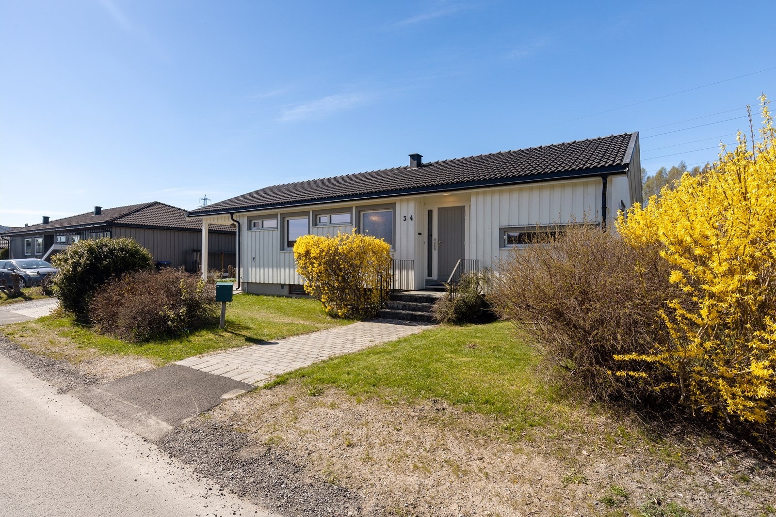 Eneboligen ligger i en rolig gate i et etablert boligområde på Nenset med kort vei til både Skien og Porsgrunn sentrum. Galleribilde