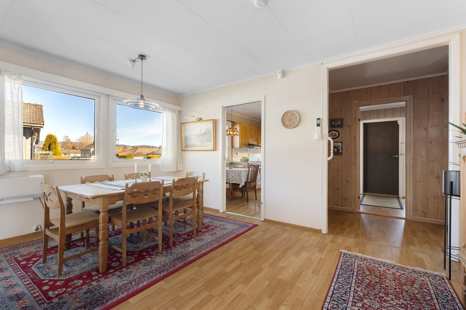 Spisestuen har god plass til langbord for hyggelige sammenkomster. Galleribilde