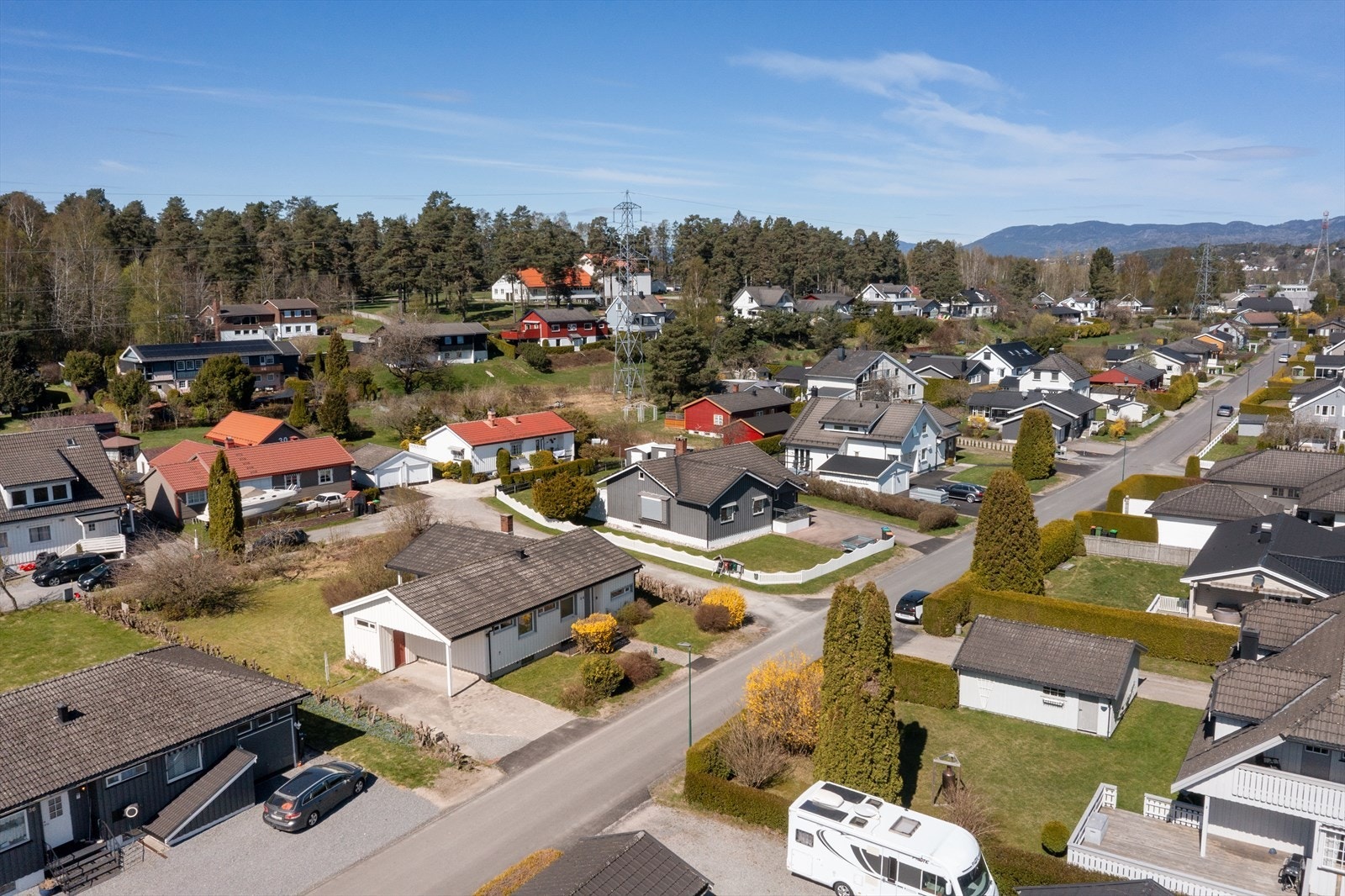 Eiendommen har en praktisk carport og en utvendig bod. Det er kort vei til gode tur- og rekreasjonsmuligheter i nærliggende skog og mark. Galleribilde