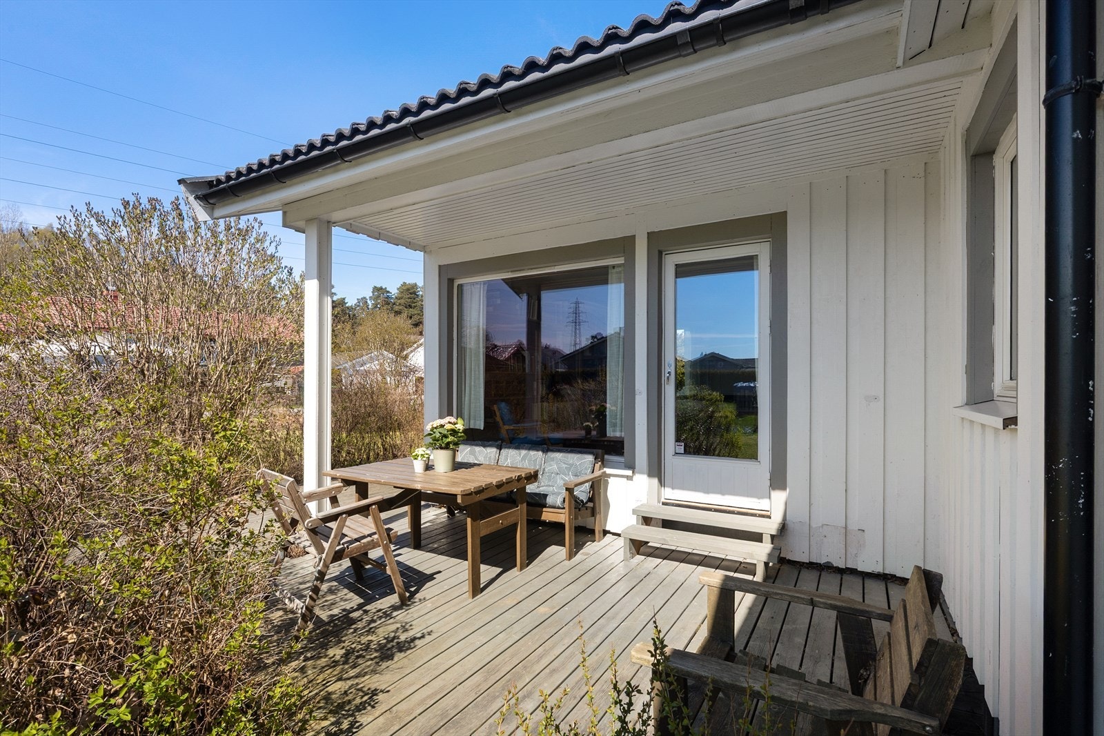 Terrassen er et hyggelig samlingspunkt med plass til sittegruppe. Galleribilde