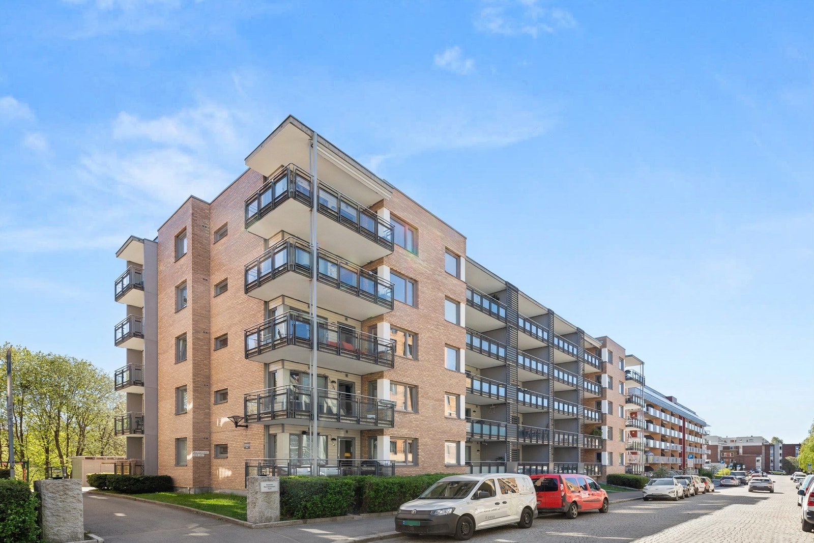 Det er tidvis mulighet for kjøp/leie av garasjeplass. Sameiet har 6 gjesteplasser. Ellers er det innført beboerparkering i dette området (indre by). Galleribilde