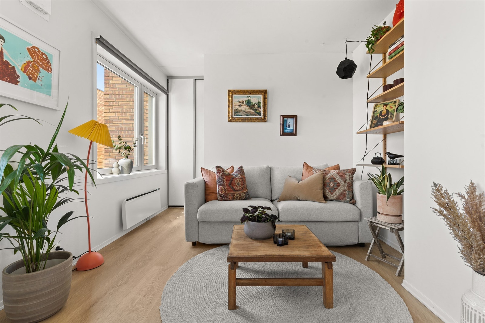 Det er plass til møblering av sofa med tilhørende salongbord og tv-seksjon. Galleribilde