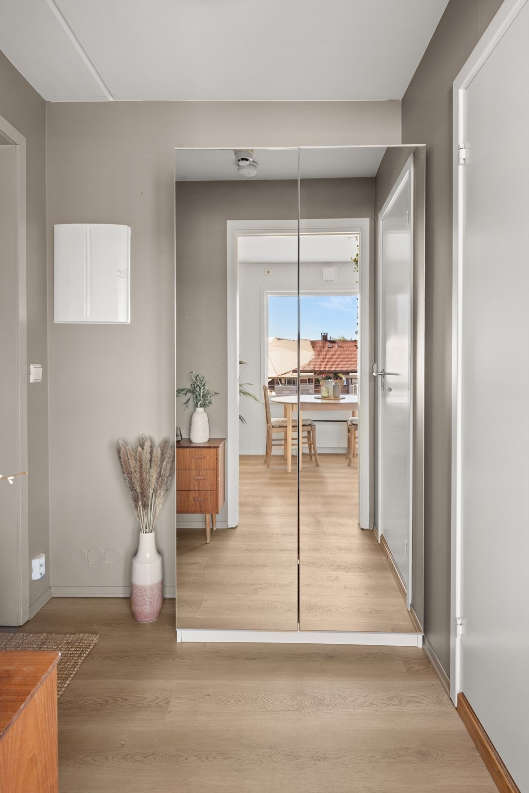 Innbydende entrè med plass til å henge fra seg yttertøyet i medfølgende garderobe. Galleribilde