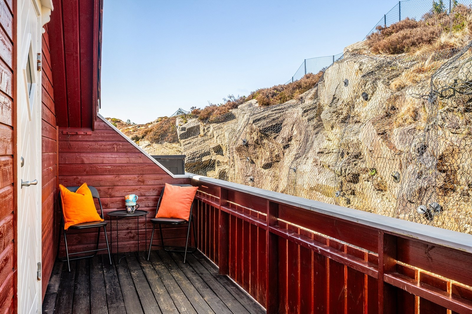 I tillegg til altanen har leiligheten en nord-vestvendt terrasse med utgang fra entréen. Galleribilde
