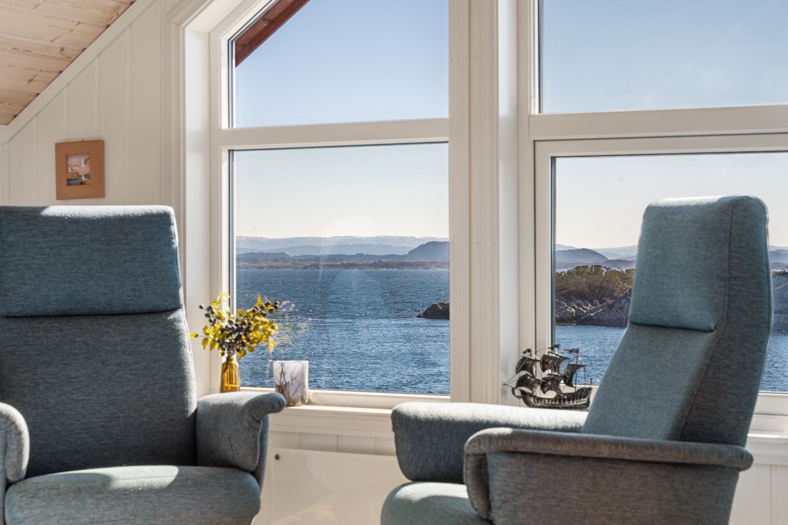 En perfekt plass for å slappe av med en bok og følge med på båtlivet. Galleribilde