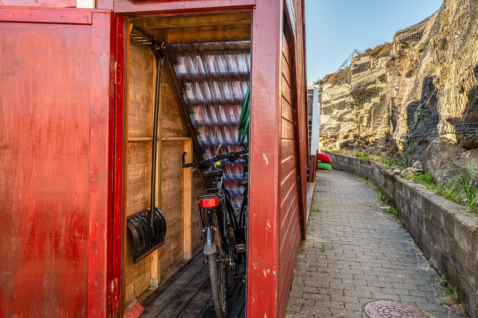 Leiligheten disponerer en utvendig bod for ekstra lagringsplass. Galleribilde