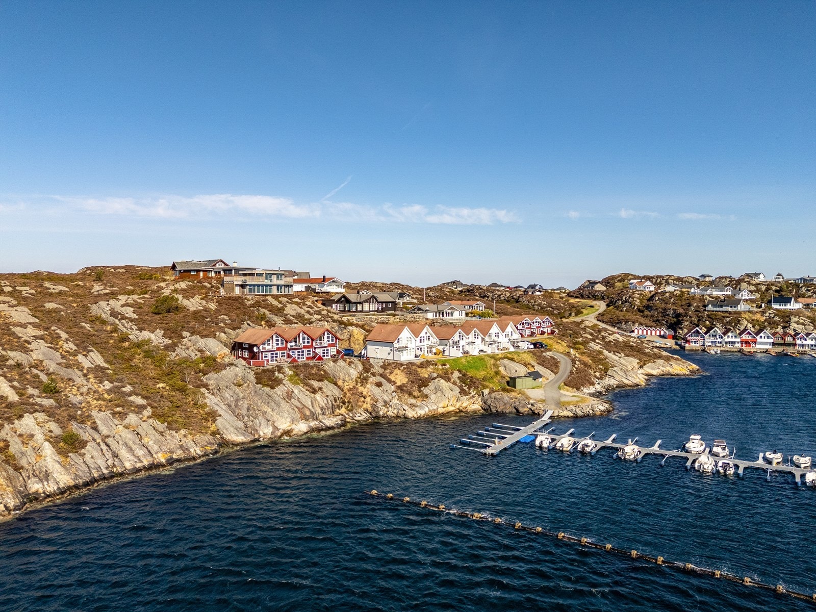Oversiktsbilde som viser bebyggelsen og den flotte plasseringen i skjærgården. Galleribilde