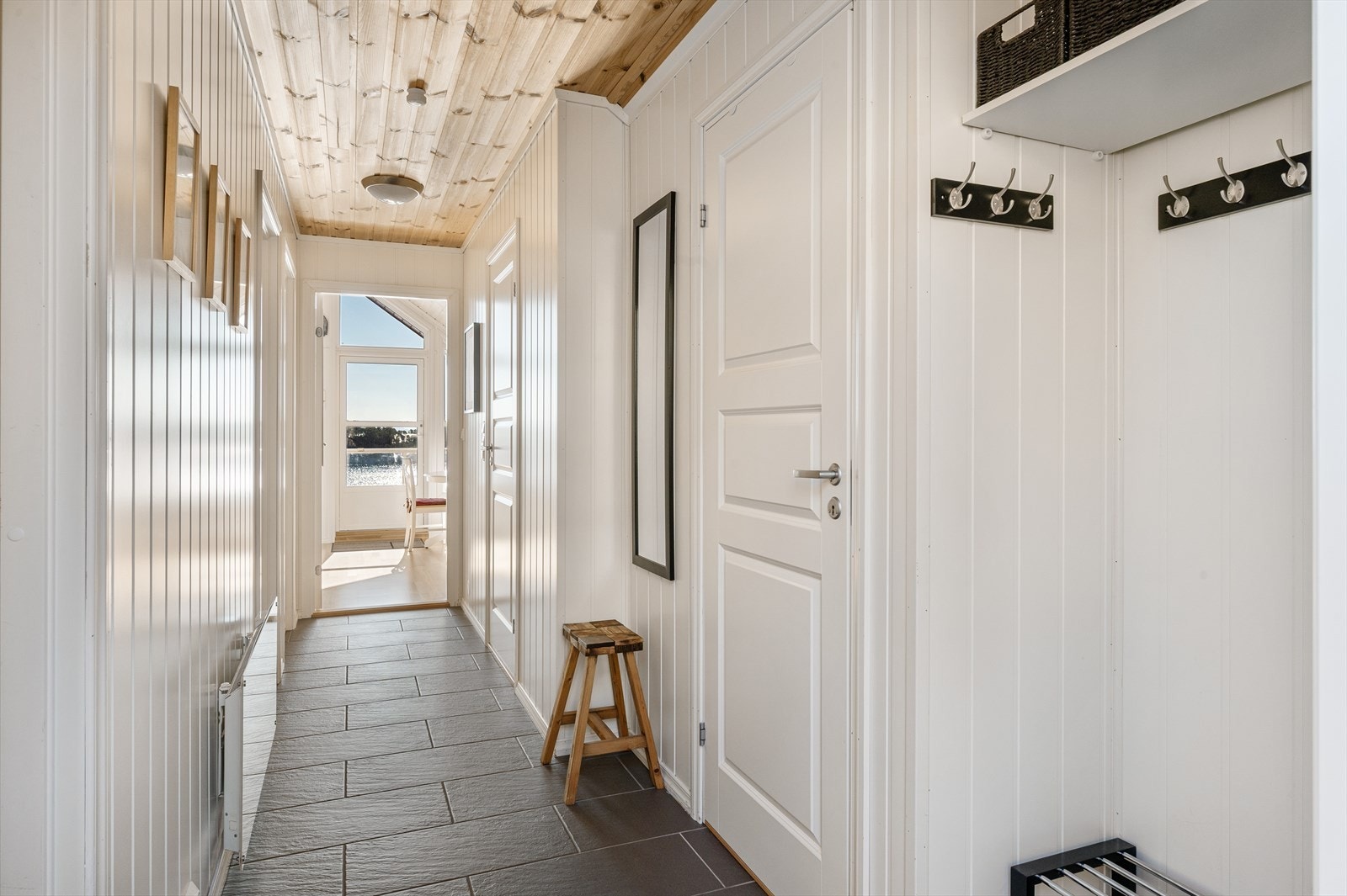 Fra entréen ser man rett gjennom leiligheten og ut mot sjøen. Galleribilde